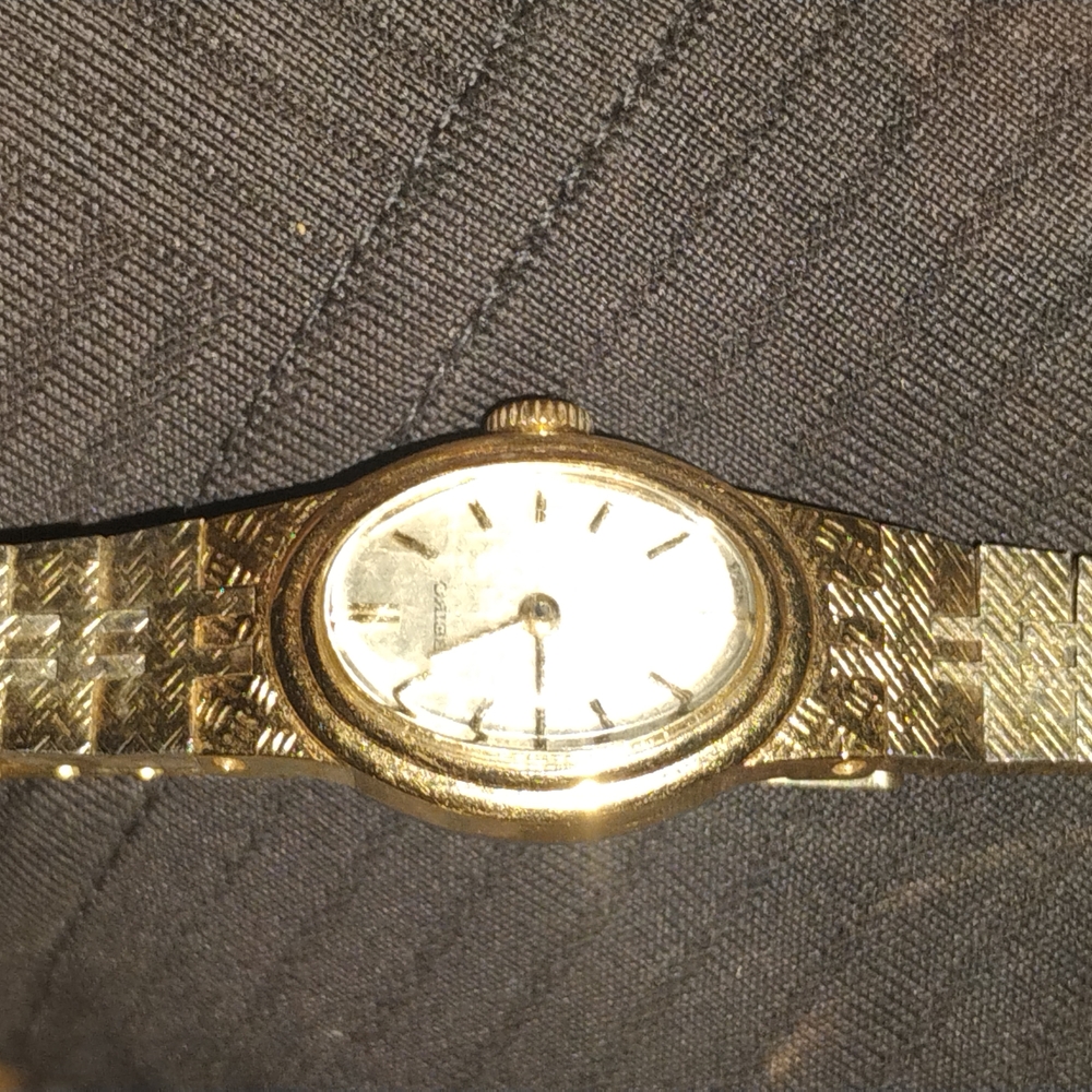 Elegant Gold Wristwatch